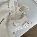 Elegante borsa a tracolla bianca con fibbie dorate vintage e trama in pelle pregiata - Bianco