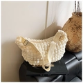 Detalle del bolso medialuna blanco roto con textura 3D popcorn y correa ajustable - Blanco