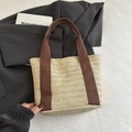 Borsa tote in paglia con trama a spina di pesce beige e manici marrone scuro estivi - Marrone
