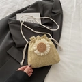 Schicke beige Stroh-Eimertasche mit großer Sonnenblumen-Applikation und weißem Baumwollseil - Khaki und Weiß