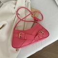 Borsa a mezzaluna rosa pesca con fibbia dorata metallica in stile trendy Y2K - Rosa