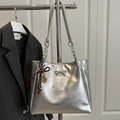 Borsa tote in pelle PU argento metallizzato con fiocco e tracolla a catena per donna - Con Ciondolo / Argento