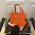 Sac à main orange à motif litchi avec pendentif cerf doré et bandoulière amovible - Orange