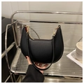 Dettaglio borsa hobo in pelle nera martellata con zip dorata e fodera rossa a contrasto - Nero