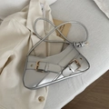 Minimalistische silberne Schultertasche mit Metallic-Finish und goldenen Schnallen - Silber