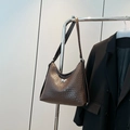 Dunkelbraune gewebte Hobo-Tasche mit dekorativer silberner Schleife aus Metall für Damen - Braun