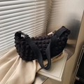 Schicke schwarze Halbmond-Tasche mit Popcorn-Textur und verstellbarem breitem Gurt - Schwarz