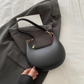 Borsa a spalla a mezzaluna nera minimalista con trama litchi e fodera rossa interna - Nero