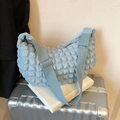 Himmelblaue Cloud-Tasche mit Blasen-Textur für Damen und weichem gerafftem Stoffdesign - Blau