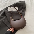 Borsa a tracolla a mezzaluna in pelle marrone scuro con dettagli in metallo oro - Marrone