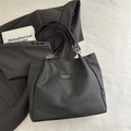 Elegante borsa tote nera con trama in twill e tracolla a catena in un set di moda - Nero senza Ciondolo