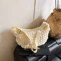 Schultertasche in Creme mit Popcorn-Struktur und verstellbarem Riemen im Bubble-Design - Weiß