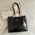 Glänzende schwarze Falten-Einkaufstasche mit silberner Metallschleife und Trendkette - Mit Anhänger / Schwarz