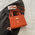 Sac à main orange à motif litchi avec pendentif cerf et bandoulière réglable - Orange