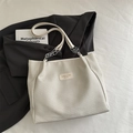Grande borsa tote bianco sporco con trama a saia e catena su un blazer nero elegante - Bianco Riso (Senza Ciondolo)