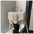 Detailaufnahme der weißen PU-Ledertasche mit Goldverschluss und stilvollem Handgriff - Weiß