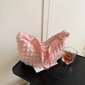 Rosafarbene Halbmond-Schultertasche mit Bubble-Textur und verstellbarem Riemen auf Holz - Rosa