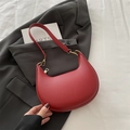 Borsa a spalla rossa a mezzaluna minimalista con trama litchi e dettagli dorati - Rosso