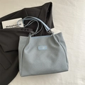 Borsa tote in tessuto azzurro con tracolla in pelle e catena su giacca grigia - Blu Senza Ciondolo