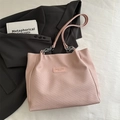 Borsa tote rosa testurizzata con tracolla a catena ed etichetta moda su sfondo neutro - Rosa Senza Pendente