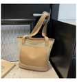 Detailaufnahme der Stroh-Tasche mit rosa Flechtstruktur und braunen Kunstleder-Trageriemen - Khaki