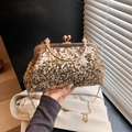 Elegante pochette dorata con paillettes, chiusura vintage e tracolla di perle - Oro