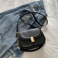Klassische schwarze Satteltasche für Damen mit Goldverschluss und Kettenschultergurt - Schwarz