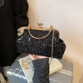 Elegante pochette da sera con paillettes nere, montatura dorata e tracolla di perle - Nero