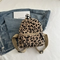 Kompakter Cord-Rucksack mit Leopardenmuster, khakifarbenen Gurten und Fronttasche - Khaki