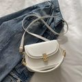 Minimalistische weiße Satteltasche mit goldener Schnalle und modischem dickem Griff - Weiß