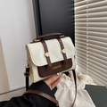Retro Umhängetasche in Kontrastfarben mit cremefarbener Klappe und braunem Korpus - Gebrochenes Weiß