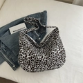 Grand sac fourre-tout à imprimé léopard avec fermeture éclair et bandoulière large - Blanc