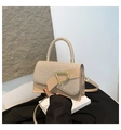 Dettaglio della piccola borsa quadrata color albicocca con patchwork glitter e fibbia a D - Cachi