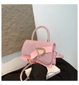 Dettaglio borsa in pelle rosa con strass scintillanti e fibbia a D dorata di lusso - Rosa