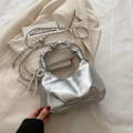 Borsa nuvola a pieghe argento metallizzato con tracolla a catena e fiocco di perle - Con Ciondolo / Argento