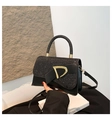 Dettaglio borsa a tracolla con paillettes nere e grande fibbia magnetica dorata a forma di D - Nero