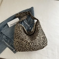 Grand sac hobo en toile avec imprimé léopard et bandoulière large pour un style décontracté - Kaki