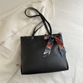 Bolso tote negro clásico en cuero mate con un pañuelo decorativo con estampado de cadena - Negro