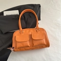 Bolso tote naranja vibrante en cuero sintético con dos bolsillos y aros plateados - Naranja