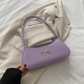 Elegante bolso baguette lila con lazo de metal dorado en piel sintética lisa - Morado