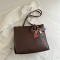 Bolso tote grande de cuero sintético marrón oscuro con bufanda de seda en el asa - Marrón Oscuro