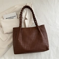Grand sac cabas marron foncé avec motif étoile embossé et anse tressée sur blazer blanc - Marron
