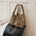 Bolso tote minimalista de cuero caqui con textura de lichi y correa ajustable para mujer - Caqui