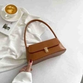 Schicke dunkelbraune Baguette-Tasche mit goldener Metallschnalle und schmalem Schultergurt - Braun