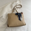 Bolso tote caqui de cuero sintético con detalle de pañuelo de seda para el uso diario mujer - Caqui