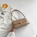 Schicke beige Baguette-Tasche aus glattem Leder mit eleganter goldener Schnalle - Khaki