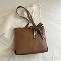 Bolso tote de cuero marrón para mujer con elegante pañuelo de seda sobre una americana - Marrón Claro