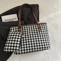 Klassisches Set aus schwarz-weißem Hahnentritt-Shopper mit braunen Henkeln und Pouch - Schwarz-Weiß-Hahnentritt-Set / Schwarz