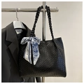 Detailansicht der schwarzen gewebten Ledertasche mit blauem Seidenschal-Accessoire - Schwarz