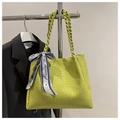 Detail der grünen Shopper-Tasche aus Kunstleder mit Flechtgriff und Seidenschal - Grün